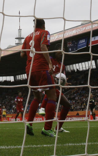 RIMELIG KLAR: Ekvatorial-Guineas forsvarer Bruna tok tak i ballen og holdt den en stund.Foto: SCANPIX/AP/Frank Augstein
