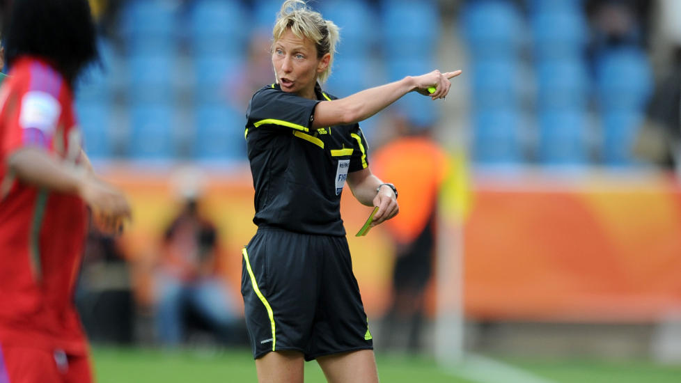 UNNSKYLD: Ungarske Gaal Gyoengyi har et vanskelig navn, men mange har brukt det etter en av de mest �penbare dommerfeilene p� lenge i g�rsdagens VM-kamp.Foto: SCANPIX/AFP/PATRIK STOLLARZ