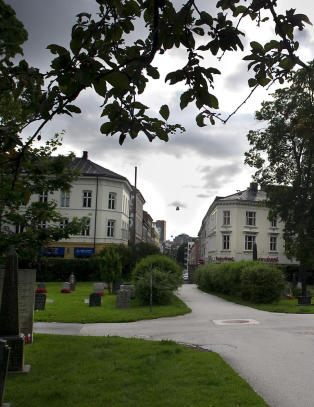 Kvinne overfalt på kirkegård på lyse dagen