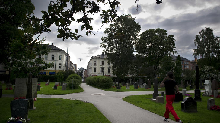 VITNE HAR MELDT SEG: Ved denne gangveien p� V�r Frelsers gravlund nederst i Ullev�lsveien rett i utkanten av Oslo sentrum ble en kvinne i 30-�rene overfalt og bef�lt da hun var p� vei hjem p� lyse sommerkvelden ved 19-tiden l�rdag. N� har vitnet som skremte overfallsmannen meldt seg. FOTO: JOHN T. PEDERSEN/DAGBLADET.