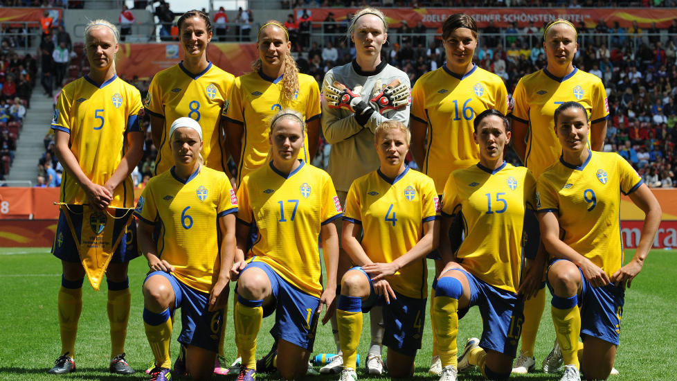 IKKE BARE SMIL OG GLEDE: Sveriges m�lvakt Hedvig Lindahl og Therese Sj�gran (nummer 15) skal ha et ytterst iskaldt forhold.Foto: SCANPIX/AFP/ANDREAS GEBERT