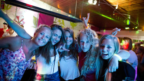  HELT VILT:  De fem jentene (fra venstre) Hannah Arntzen Bondi (17), Linn Veronica Bravo (18), Vilde R�v (17), Pernille Krabset (18), Kristin �vland Fugl�r (17) er blant de norske ungdommene p� �ya som ikke er der bare for � feste. - Jeg ble litt overrasket. Jeg visste ikke at det var s� villt her, sier Hannah Arntzen Bondi. Foto: H�kon Eikesdal