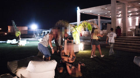  SIMULERER SEX  To ungdommer simulerer sex p� utestedet Paradiso p� Rhodos. Foto: H�kon Eikesdal