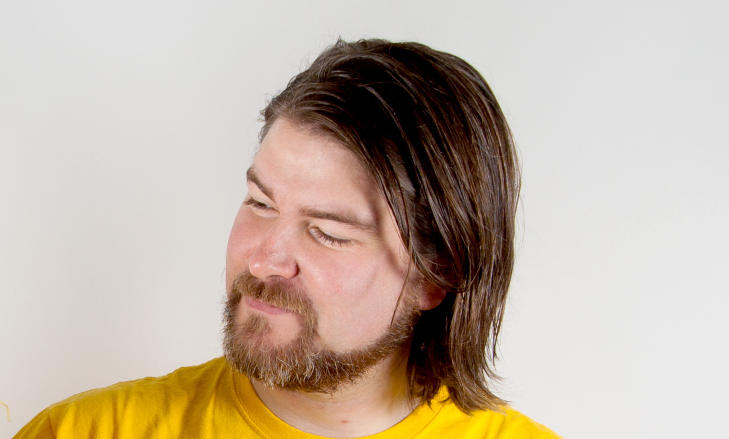 GRAFISK DESIGNER: Til daglig jobber Eirik Hitland Johannessen blant annet med � lage t-skjorter.