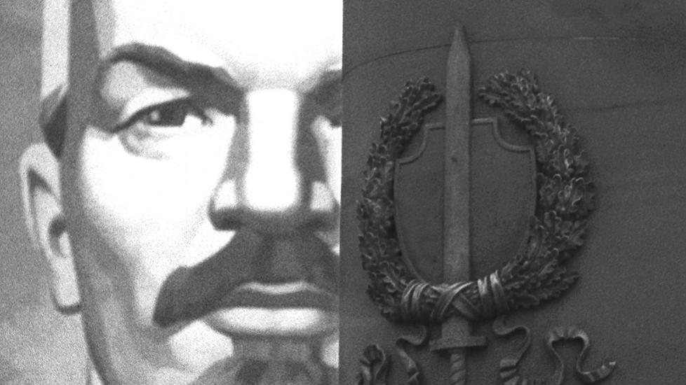 KGB-ARKIV: Vasilij Mitrokhin jobbet som sjefsarkivar og hoppet av til vesten i 1992. Dette bilder ble tatt av KGB-hovedkvarteret i Moskva 7. november 1990 og viser en plakat av Lenin som hang p� framsiden. Foto: AFP/SCANPIX