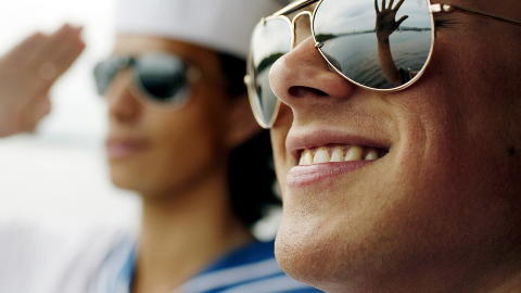 KLASSISK SKJØNNHET: Kjekke menn i tidløse klassikere. Vetle har pilotbriller fra Ray Ban og Øystein har solbriller fra Roberto Cavalli Foto: Agnete Brun KLASSISK SKJØNNHET: Kjekke menn i tidløse klassikere. Vetle har pilotbriller fra Ray Ban og Øystein har solbriller fra Roberto Cavalli Foto: Agnete Brun