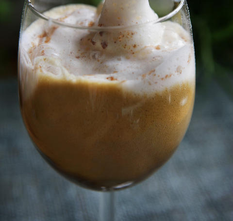 Tretrinnsrakett: Kaffesabayon med kald krem og kanelskum, er en trekomponentdessert der alle komponentene er skum.