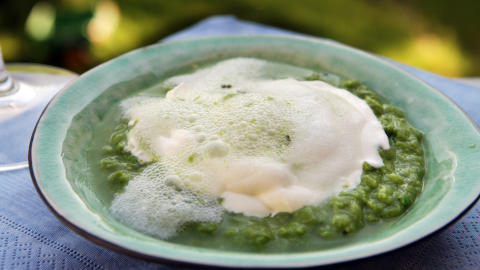 Suppe p� erten: Pisket krem og musserende vin gj�r ertesuppa henholdsvis mer luftig og dekadent.