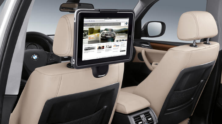 NY TEKNOLOGI: En iPad-holder gjør at du kan bruke den som filmfremviser i baksetet. I tillegg kan den tas ut og brueks til spill. NY TEKNOLOGI: En iPad-holder gjør at du kan bruke den som filmfremviser i baksetet. I tillegg kan den tas ut og brueks til spill.
