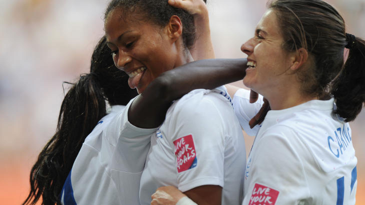 SIKRET SEIEREN: Rachel Yankey (i midten) feirer med Eniola Aluko og Karen Carney etter 2-0-m�let.Foto: Christof Stache, AFP/Scanpix