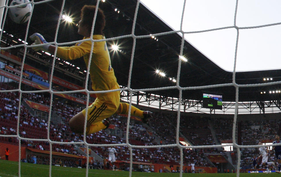 NETTSUS: Japans keeper Nozomi Yamago klarer ikke � stoppe skuddet fra Englands Ellen White (nede til h�yre). Foto: Matthias Schrader, AP/Scanpix