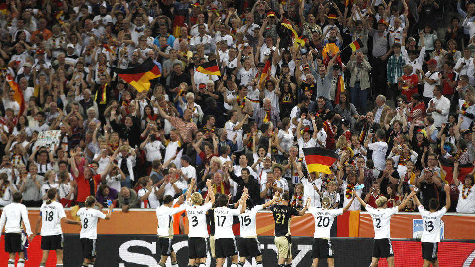 FESTSTEMNING: De tyske spillerne feirer med hjemmefansen etter 4-2-seieren mot Frankrike i M�nchengladbach. Foto: Ina Fassbender, Reuters/Scanpix
