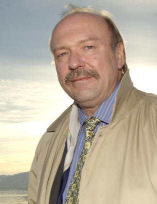 - Stortinget m� granske spionboka