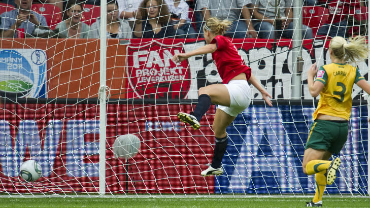1-0: Elise Thorsnes setter inn lederm�let i �pent nett etter � ha passert keeper. Foto: John MacDougall,  AFP/Scanpix