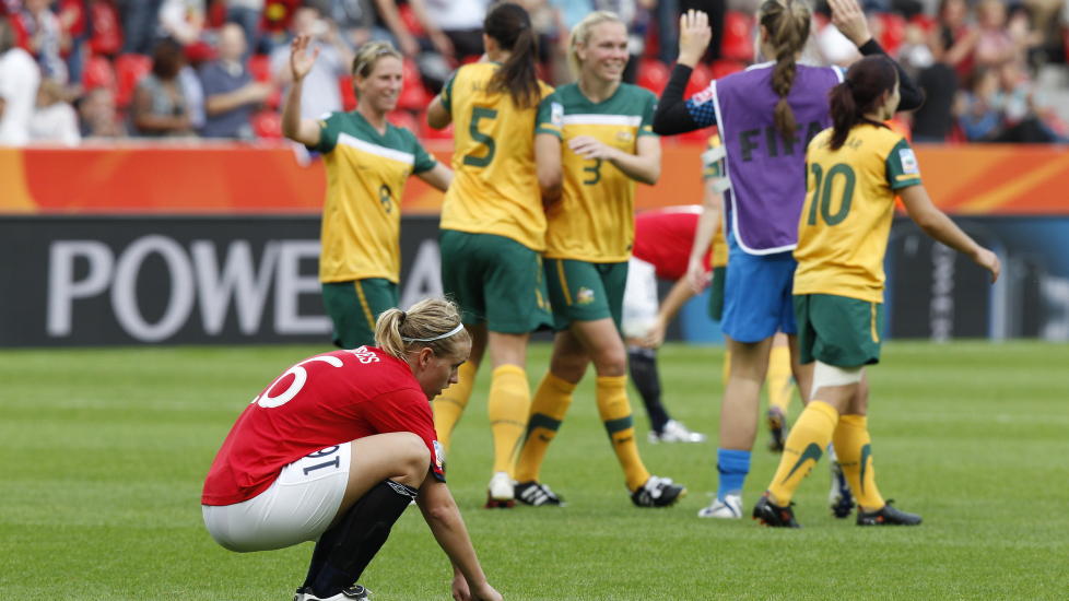 
UTSL�TT: Norges eneste m�lscorer Elise Thorsnes depper mens Australia jubler for plassen i VM-kvartfinalen. Foto: Erlend Aas, Scanpix