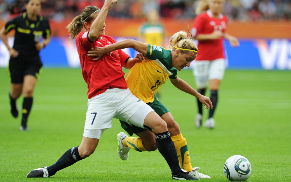 STORE F�TTER: Trine R�nning sier hun ble overrasket over fotlengden til Lisa de Vanna som snappet ballen og serverte ballen til Kyah Simon som utliknet bare sekunder etter at Norge tok ledelsen i skjebnekampen i VM. Norge tapte 1-2 og er sl�tt ut i gruppespillet. Foto: Patrik Stollarz, AFP/Scanpix
