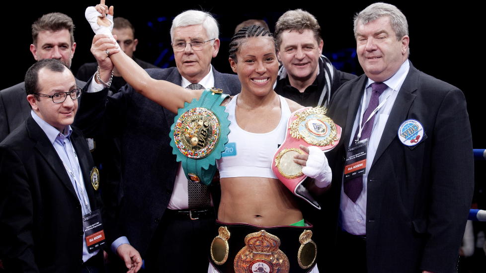 SETTER BELTENE P� SPILL: Cecilia Br�khus risikerer alle sine tre tittelbelter n�r hun m�ter amerikanske Holly Holm i h�st.
Foto: Kyrre Lien / Scanpix