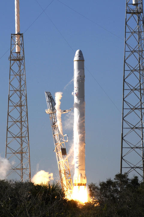 FRAMTIDA: SpaceX's Falcon 9-rakett skytes opp 8. desember 2010.  Trenden antyder at vi i framtida f�r se at selskaper som SpaceX sender last og astronauter til og fra romstasjonen p� NASAs regning. Foto: AFP PHOTO/Bruce Weaver/SCANPIX