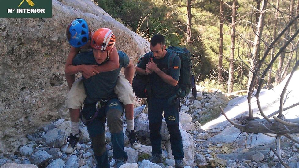  REDDES:  Her blir den nederlanske kvinnen b�ret ut fra omr�det hun ble funnet i etter 19 dager uten mat og ly i den spanske villmarka. Hun ble funnet av en gruppe klatrere og berget i sikkerhet. Foto: EPA/SPANISH CIVIL GUARD/HANDOUT