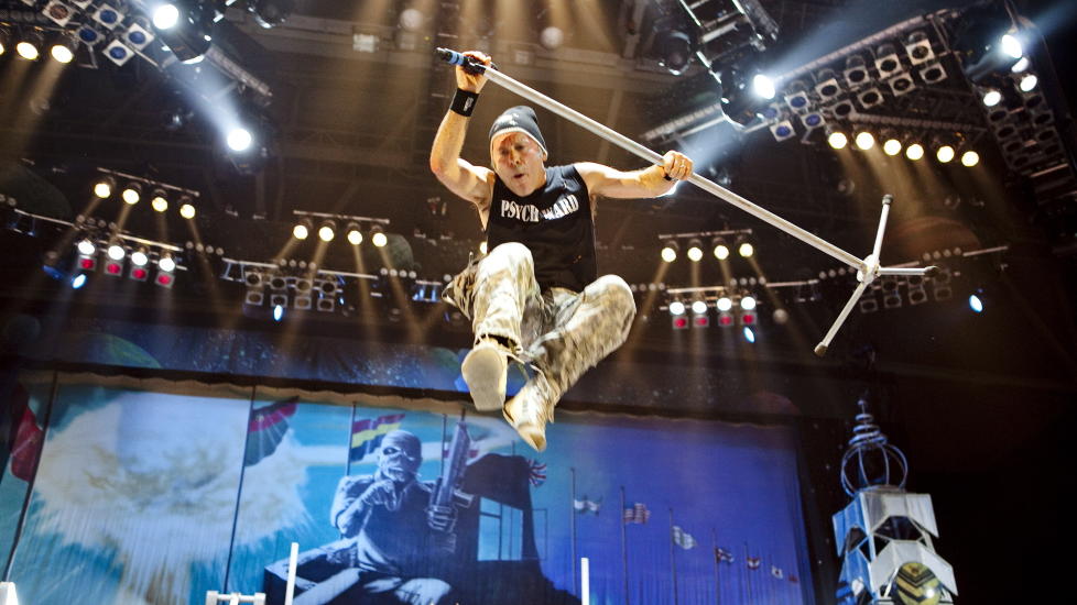 FLYR H�YT: Ingenting � si p� formen til Bruce Dickinson og Iron Maiden, selv om de har holdt det g�ende i 35 �r. Foto: Elin Hansson