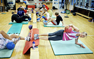 Utholdende: Sideplankeøvelse på gruppetrening på Toppidrettssenteret. Karina gir seg ikke. Foto: Nina Hansen Utholdende: Sideplankeøvelse på gruppetrening på Toppidrettssenteret. Karina gir seg ikke. Foto: Nina Hansen