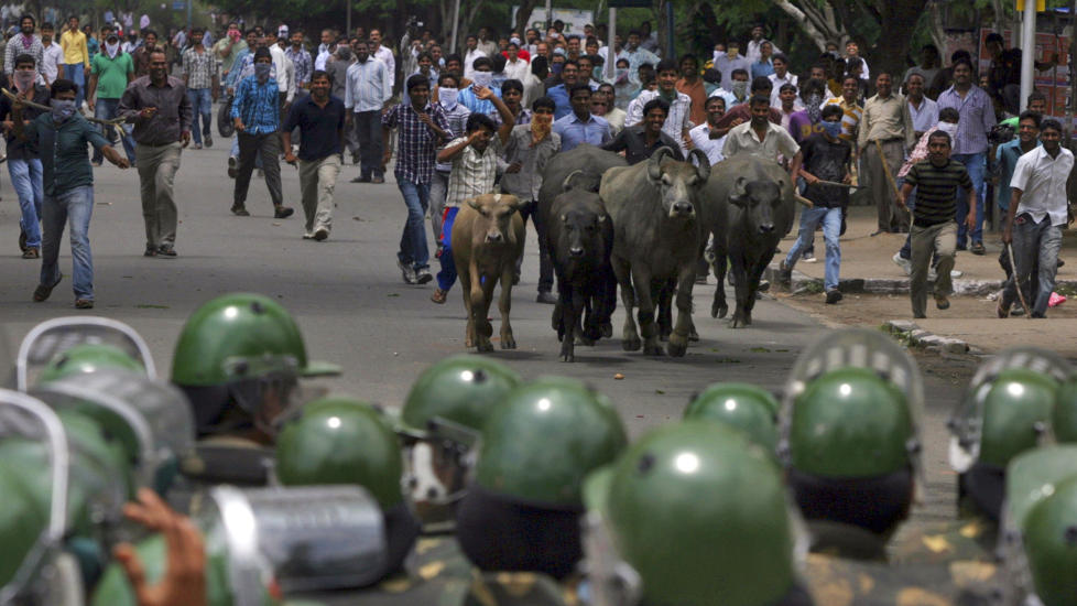 VOLDSOMT: Demonstrantene i S�r-India krever at regionen Telangana blir en egen stat. Her l�per de av g�rde etter at de har sluppet l�s b�fler mot politiet. Foto: REUTERS/Krishnendu Halder