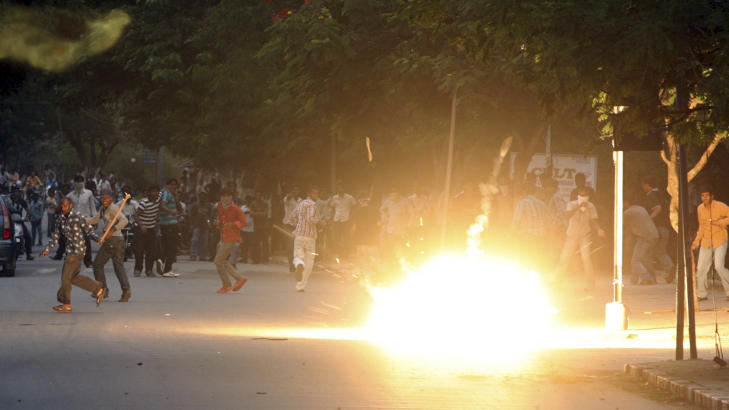 T�REGASS: Politiet bruker blant annet t�regass mot demonstrantene. Her eksploderer en av t�regass-beholderne. Foto: REUTERS/Krishnendu Halder