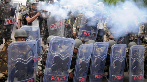 SL�R TILBAKE: Politiet har blant annet tatt i bruk t�regass mot demonstrantene. Foto: REUTERS/Krishnendu Halder