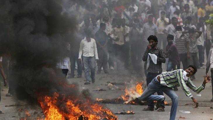 VOLDSOMT: Bildene fra Reuters viser voldsomme scener fra demonstrasjonene i India. Foto: REUTERS/Krishnendu Halder