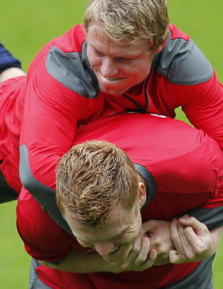Hevder John Arne Riise er solgt til Fulham for 20 mill.