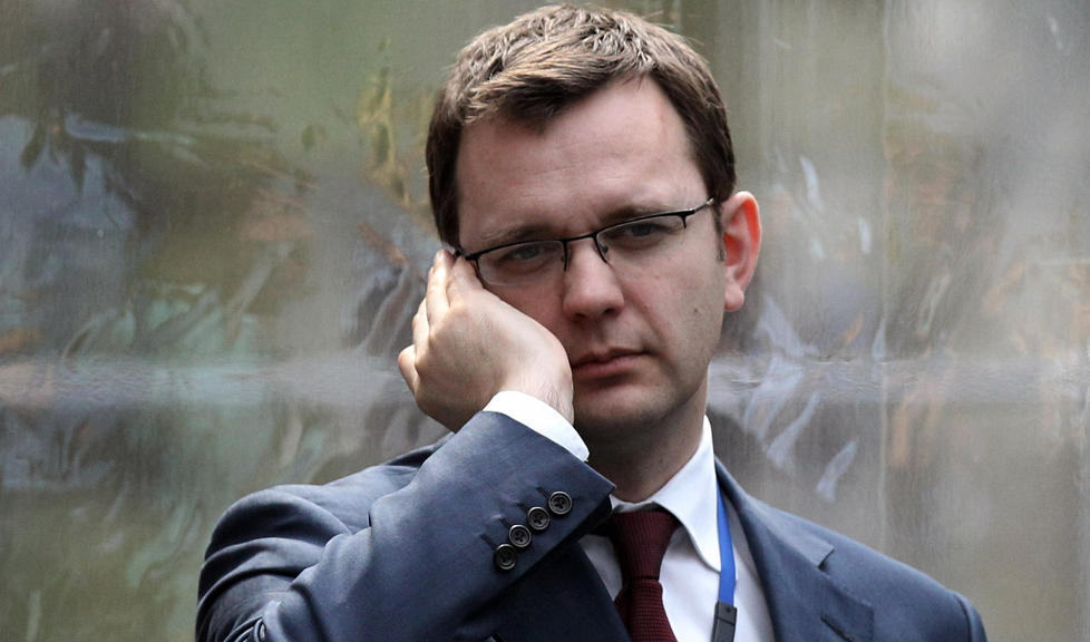 BEDT OM � MELDE SEG: Eksredakt�r i News of the World, Andy Coulson, har blitt bedt om � melde seg til politiet i morgen. Han mistenkes � ha visst om eller v�rt involvert i telefonhacking. Det ble i dag bestemt at avisa legges ned. Foto: AP/Oli Scarff/Scanpix
