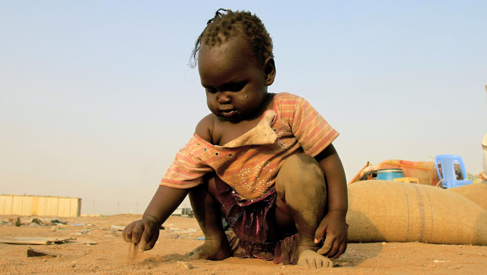 S�r-Sudans framtid: En s�rsudansk unge i en forstad til Khartoum venter p� transport til hjemlandet sammen med familien sin. �Fortsatt st�r mye igjen for at S�r-Sudan med rette kan kalle seg et selvstendig land�, skriver Mikal Hem. Foto: Ashraf Shazly/AFP/Scanpix