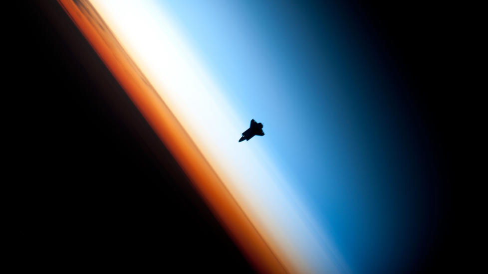 ENDEN ER N�R: Den n� pensjonerte romferja Endeavour fotografert mot jordas ytterkant og atmosf�re f�r en sammenkobling med Den internasjonale romstasjonen ISS i 2010. Dagens planlagte oppskyting av Atlantis markerer det 135. og siste i USAs romferjeprogram. Den baner veien for en ny �ra med private tilbydere som inntar verdensrommet, mener astrofysiker og romforskningsprodusent Ian O'Neill i Discovery News. Foto: NASA