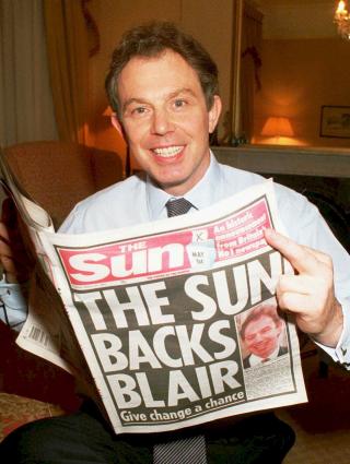 SIDESKIFTE: Tony Blair leser avisa The Sun i 1997, hvor han fikk full st�tte. Den vanligvis konservative, n�rmest reaksjon�re avisa ga plutselig st�tte til Arbeiderpartiet. I 1992 latterliggjorde Rupert Murdoch og The Sun Arbeiderpartiets dav�rende leder, Neil Kinnock. Foto: Andy Styscynski / Sun / AP / Scanpix