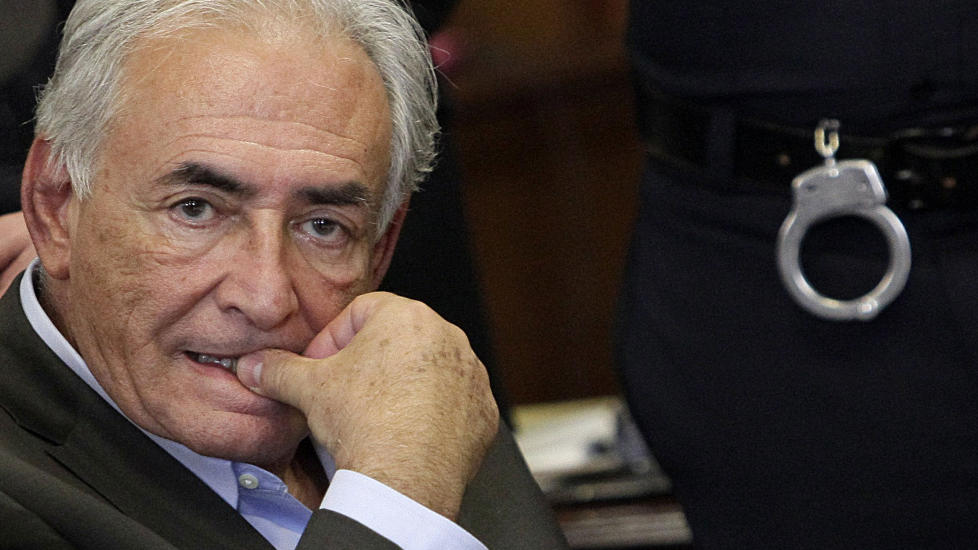 OBSERVERT MED MYSTISK KVINNE: Tidligere IMF-sjef Dominique Strauss-Kahn har p� overv�kningskameraer blitt obsververt med en mystisk kvinne p� vei opp til rommet. Foto: AFP/Richard Drew/Scanpix