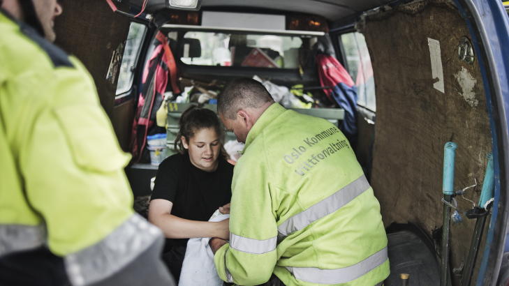 TIL BEHANDLING:
Oslo kommunes viltforvaltning tok med seg r�dyret etter dramaet.
Foto: Aleksander Andersen / Scanpix