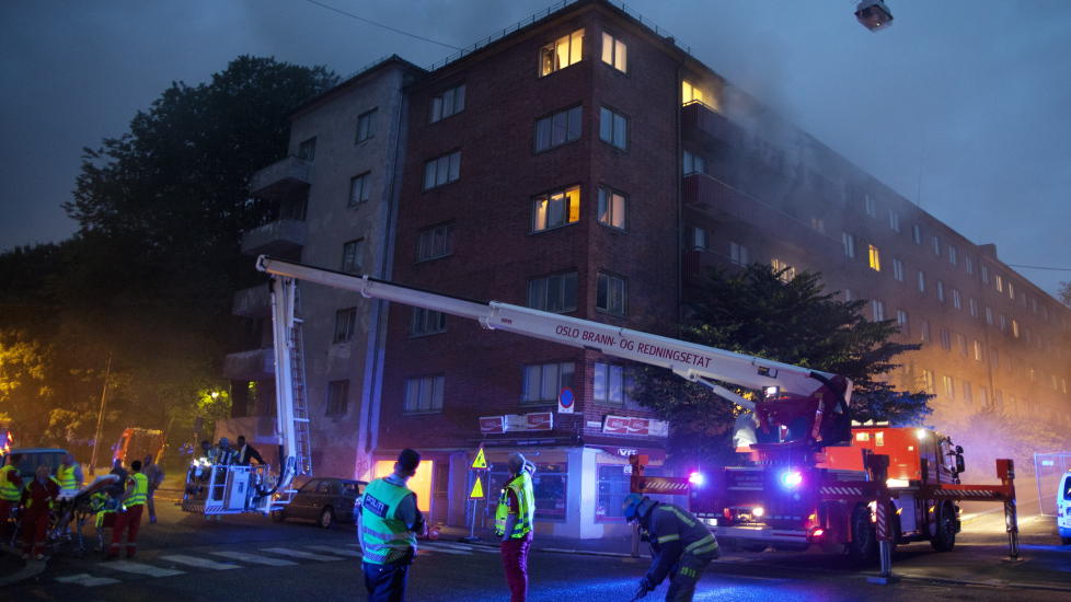 BRANN: Fredag kveld br�t det ut en brann p� Rodel�kka i Oslo. Det begynte � brenne i en av de �vre etasjene noe som f�rte til stor r�ykutvikling. En barnefamilie som bodde i den �verste etasjen ble hentet ut av en stigebil fra Oslo Brann- og redningsetat. 
Foto: Kyrre Lien / Scanpix