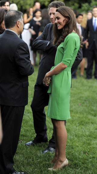 SJARMTROLL: En smilende Kate i beige pumps og knallgr�nn kjole.Foto: Chris Pizzello/AP/Scanpix