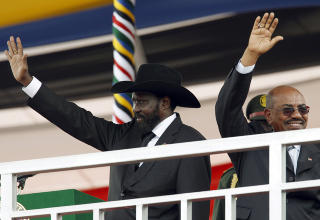 SAMMEN FOR EN NY FRAMTID: S�r Sudans president Salva Kiir Mayardit (t.v) og Sudans President Omar Hassan al-Bashir vinker til titusenvis av mennesker som hadde m�tt fram ved Dr John Garang Mausoleum i Juba i formiddag.Foto: Goran Tomasevic / Reuters / Scanpix