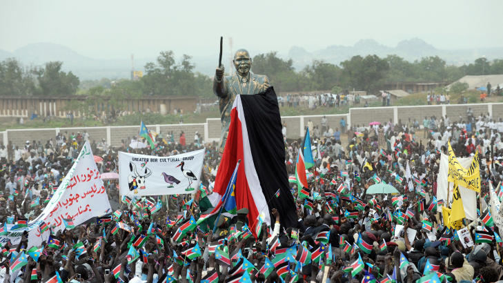 Tusener har samlet seg ved Dr John Garang Mausoleum i Juba i formiddag for � feire Republikken S�r-Sudans uavhengighet. Foto: Roberto Schmidt / AFP / Scanpix