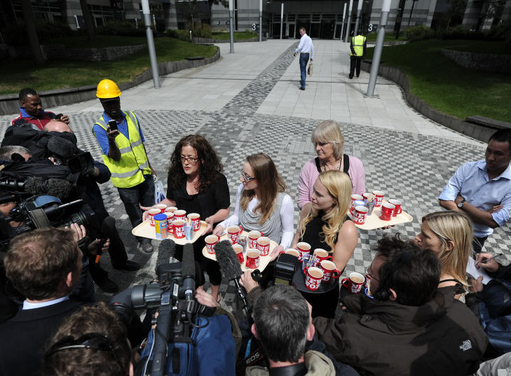  FREDS-TE:  Ansatte i News of the World delte ut tekopper til journalistene som sto utenfor lokalene da siste utgave av skandaleavisa skulle lages l�rdag. Foto: AFP PHOTO / CARL COURT