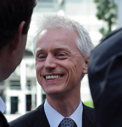 - ABSURD: Politisk redakt�r David Wooding forteller at redakt�ren skal servere pizza og drikke til de ansatte i News of the World. Foto: Keit Hammett/Dagbladet