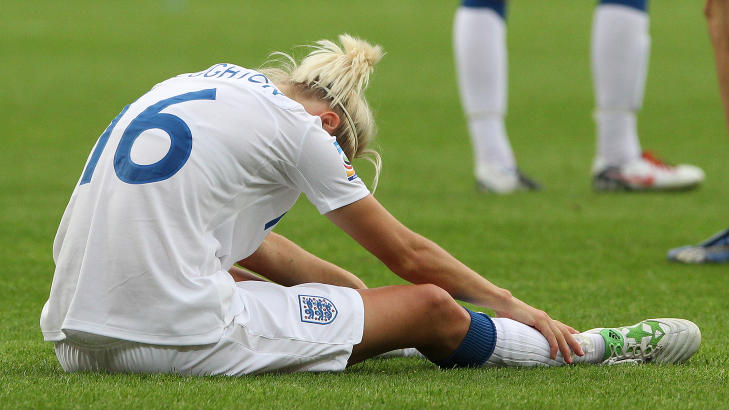 - Igjen blir England sl�tt ut p� straffer. Hvor kjedelig er ikke det, sukket Englands landslagssjef Hope Powell. Foto: AFP PHOTO / DANIEL ROLAND
