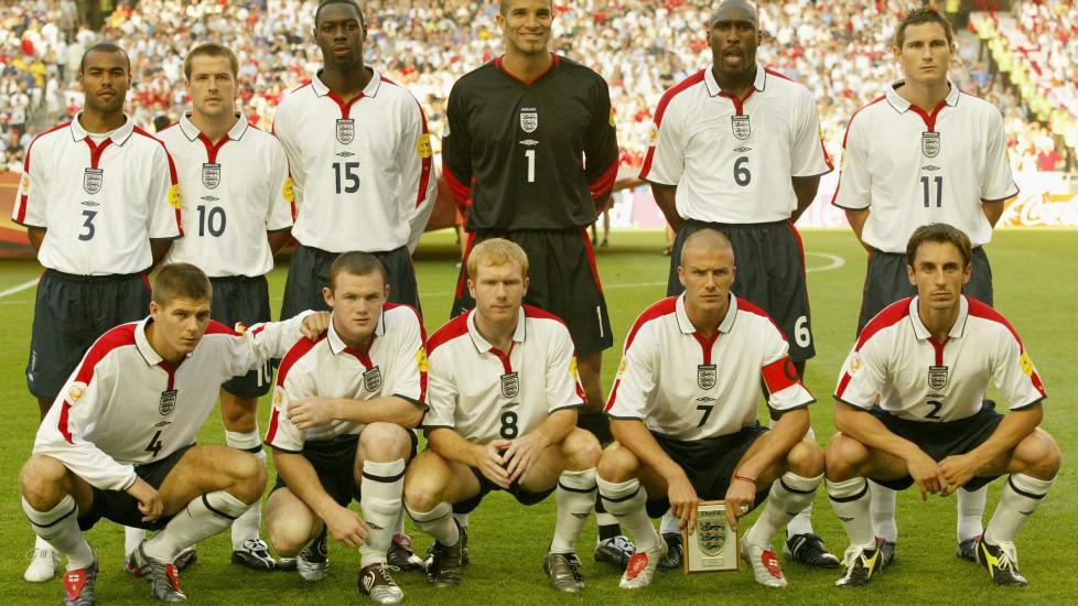 EM 2004:  Her er Paul Scholes midt p� f�rste rad foran kampen mot Frankrike under EM i Portugal i 2004. Etter mesterskapet ga Scholes seg p� landslaget. Foto: Antonio Simoes, EPA/Scanpix