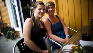 VARM VELKOMST: Venninnene Linda Schj�rlien (t.h.) og Camilla Granum Selmer-Olsen lover � ta godt i mot sangstjernen og familien. Foto: H�kon Eikesdal