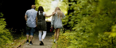 - Gjerningsmannens venner trakasserer vår voldtatte datter