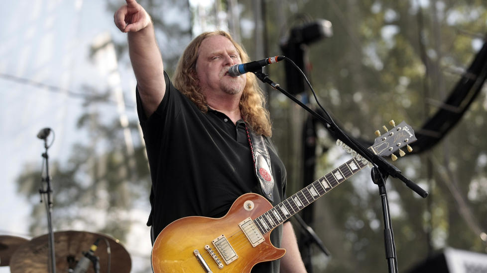TIL NOTODDEN: Warren Haynes fra Allman Brothers Band og Gov't Mule er et av de store trekkplastrene under Notodden Blues Festival i neste m�ned. Med seg har han et glimrende soloalbum. Foto: Dave Martin/AP/Scanpix