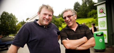 ETTERLENGTET: - Endelig skjer det noe positivt her i bygda, sier Harald Amlien (t.v.) utenfor den lokale Kiwi-butikken. Lars Bj�rnsveen synes ogs� det er flott at Sissel kj�per seg fritidsbolig i S�ndre Land i Oppland. Foto: H�kon Eikesdal