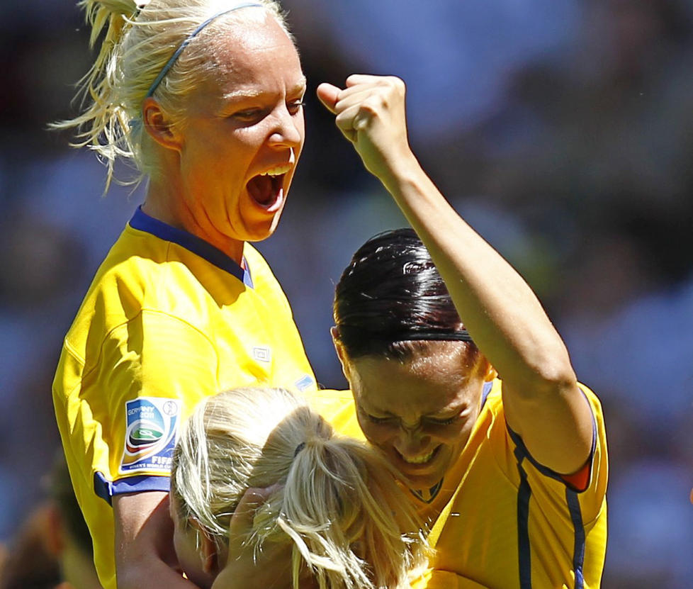 OL-BILLETT OG VM-SEMI: Med 3-1-seieren over Australia er Sverige klar for semifinale i jentenes fotball-VM. De bl�gule er ogs� klar for OL i London neste sommer. Foto: Reuters / Kai Pfaffenbach