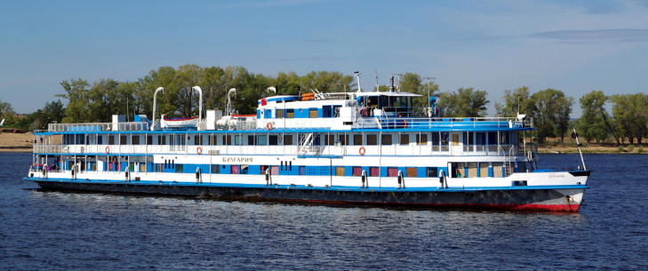 Et bilde tatt i fjor viser et cruisb�ten Bulgaria  p� elven Volga: Det kom i ettermiddag motstridende meldinger om antall savnede etter ulykke, men russiske helsemyndigheter, har bekreftet at en person er omkommet Foto: Mikhail Mozzhukin / AFP / Scanpix